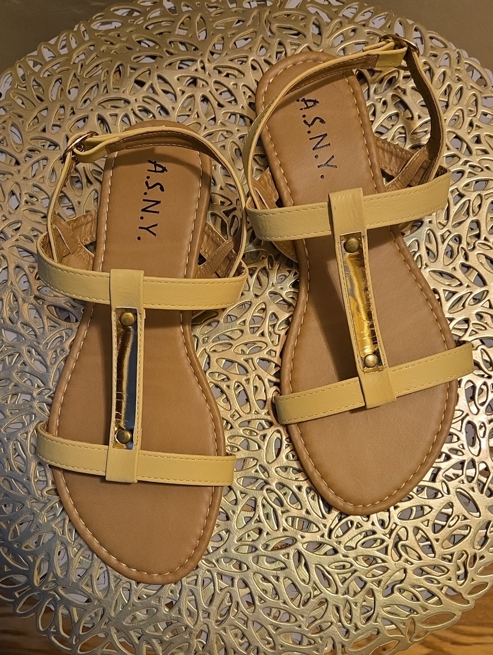 A.S.N.Y.  mustard yellow flat sandals Sz 7 ⭐️